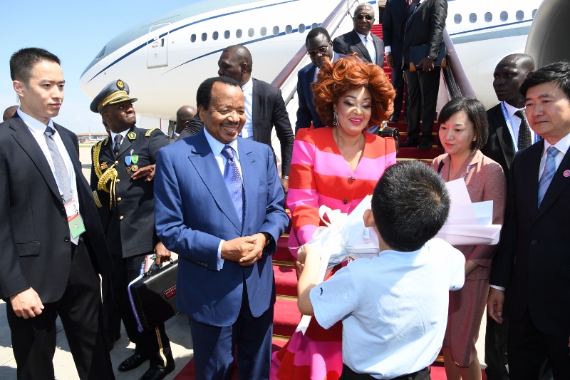 FOCAC2018 - Remise des bouquets de fleurs au Président Paul BIYA et à la Première dame du Cameroun (1)