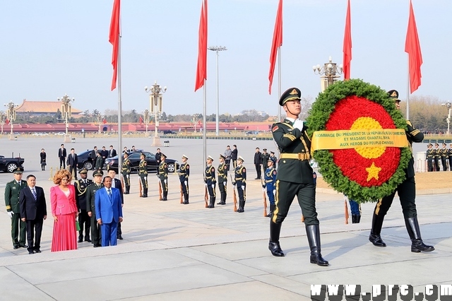 Pose de la gerbe de fleurs en l'honneur des héros du peuple chinois - 23.03.2018