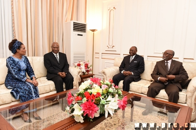 Mme Michaëlle Jean accueillie à son arrivée à l'aéroport de Yaoundé-Nsimalen par le PM Philemon Yang (6)