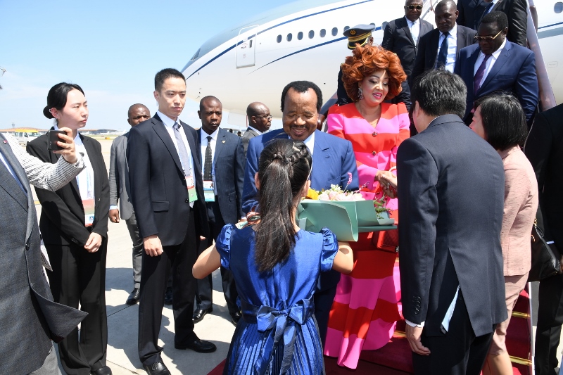 FOCAC2018 - Remise des bouquets de fleurs au Président Paul BIYA et à la Première dame du Cameroun (2)