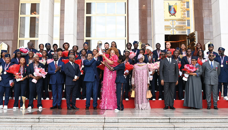 Palais de l'Unité. Paul et Chantal BIYA, en communion parfaite avec les Lionnes Indomptables !