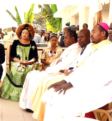 Madame Chantal BIYA  présente aux funérailles de Maman Rosette à Nanga-Eboko