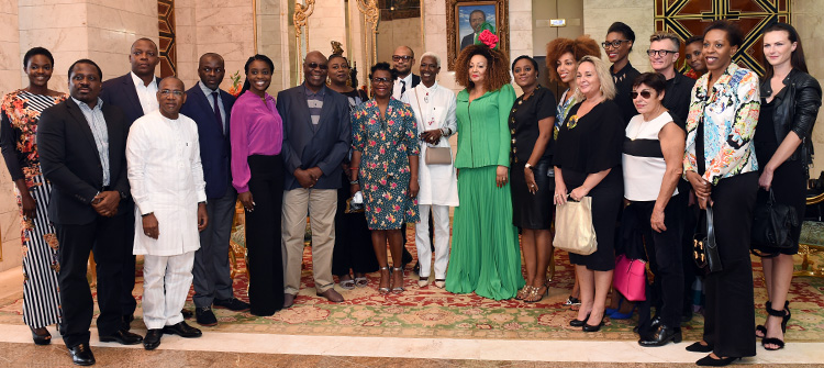 Un groupe d’artistes chez Madame Chantal BIYA